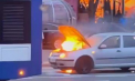 O mașină a fost cuprinsă de flăcări pe o stradă din Chișinău. Imagini - surprinse de martori - VIDEO