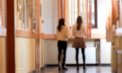 Caz şocant la o şcoală din România. O profesoară i-a smuls genele false unei eleve de clasa a VI-a, în timpul orelor de curs