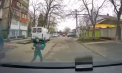 La un pas de tragedie. Un copil, cât pe ce să fie strivit de un automobil, după ce a vrut să traverseze strada în fugă. Momentul - filmat de camera de bord a mașinii - VIDEO
