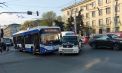 Un troleibuz plin cu pasageri s-a lovit violent cu o mașină de poliție pe o stradă din centrul capitalei. Imagini de la locul impactului - VIDEO