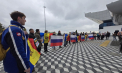 Cei trei diplomați ruși expulzați în urma dezvăluirilor făcute de SIS, petrecuți la aeroport de reprezentanți ai blocului Victorie, afiliat lui Șor - FOTO/VIDEO