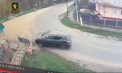 O șoferiță s-a răsturnat cu mașina într-un lan, după ce a pierdut controlul volanului într-o curbă, din cauza vitezei, la Edineț. Imagini, surprinse de o cameră de supraveghere - VIDIEO