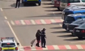 O bătrânică - ajutată de un polițist să traverseze strada, la Hîncești. Momentul a devenit viral pe rețelele de socializare - VIDEO