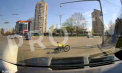 Un șofer din capitală a lovit un curier pe bicicletă și a plecat mai departe. Momentul - surprins de o cameră de bord - VIDEO