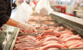 Carnea de porc s-a scumpit. Motivul ar fi focarele de pestă porcină din Criuleni și Anenii Noi. Ce spun comercianți și proprietarii fermelor - VIDEO