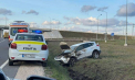 O mașină a ajuns într-un șanț în urma unui accident. Imagini - surprinse de martori - FOTO/VIDEO