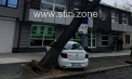 Ghinion pentru un șofer din capitală. O mașină a fost avariată de un copac, care e la un pas de a se prăbuși din cauza vântului puternic - FOTO
