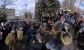 „I-au arătat unde-i este locul.” Directorul unui spital din Ucraina, aruncat într-un tomberon pentru gunoi, de către angajați și pacienți. De ce au făcut asta - VIDEO 