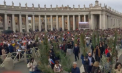 Zeci de mii de credincioși la Vatican de Florii: Papa Francisc i-a salutat din scaunul cu rotile - VIDEO