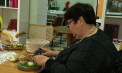 Dragostea pentru artă a învins dizabilitatea: Tatiana Bezerdic, o meșteriță din Chișinău aduce bucurie bătrânilor de la azilul din Ciuciuleni: Creează împreună decoruri de Paște - VIDEO
