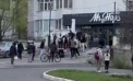 Mai mulți tineri și-au împărțit pumni pe o stradă din capitală: Aceștia au fost reținuți de poliție. Momentul - filmat de un trecător - VIDEO
