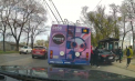 Și-a pus viața sa, dar și a celorlalți participanți la trafic în pericol. Momentul în care un șofer merge pe trotuar, a trecut prin stația de transport public și era cât pe ce să lovească persoanele care coborau din troleibuz - VIDEO