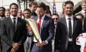 Momentul în care JD Vance a scăpat trofeul campionatului naţional al statului Ohio, la o festivitate de la Casa Albă - VIDEO 