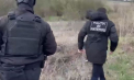 Doi bărbați din Bălți, cercetați pentru comercializarea drogurilor. Momentul când sunt reținuți, în timp ce prelua un colet cu droguri, pe un câmp din Strășeni - VIDEO 
