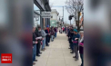 Mobilizare impresionantă. Într-un orășel din Michigan, peste 300 de oameni au stat câteva ore la coadă, în fața unei librării, dar nu pentru a vâna reduceri, ci pentru a muta cărțile - VIDEO  