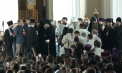 Momentul în care Focul Haric este împărțit creștinilor care s-au adunat în scuarul Catedralei Mitropolitane „Nașterea Domnului” - FOTO/VIDEO
