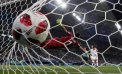 La fel în liga secundă din Anglia, în etapa de aseară am avut parte de un gol hilar. Un fundaș al celor de la Stoke City a marcat întâmplător cu fundul, după o degajare greșită a portarului advers - VIDEO