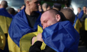 Ucraina și Rusia au făcut ieri cel mai mare schimb de prizonieri de la începutul războiului, în urma unei medieri a Emiratelor Arabe Unite. Au fost eliberați 277 de ucraineni și 261 de ruși - VIDEO