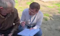 Un bătrân ar fi fost amendat pentru că vindea verdețuri și flori pe o stradă din capitală. Momentul, surprins de un trecător și publicat pe internet - VIDEO
