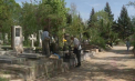 Forfotă în cimitire înainte de Paștele Blajinilor: Moldovenii curăță mormintele celor dragi după sărbătorile pascale - VIDEO
