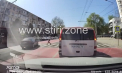 La un pas de a fi lovit: Un pieton a fost cât pe ce să fie izbit de o mașină pe o trecere de pietoni din capitală - VIDEO