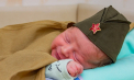 Nou-născuți în uniforme militare - externați dintr-o maternitate din Rusia. Cum explică asta administrația spitalului - FOTO