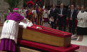 Ce a fost pus în sicriul Papei Francisc, înainte de a fi sigilat