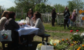 Dacă majoritatea moldovenilor vor sărbători în următoarele două zile Paștele Blajinilor, unii deja au fost la cimitire pentru a-i pomeni pe cei dragi. Care este motivul - VIDEO