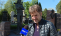 Și familiile oamenilor de cultură din Moldova au mers la cimitir cu flori, au dat de pomană și au depănat amintiri. Călin Vieru: „Anul acesta este puțin diferit, deja și mama este alături de tata” - VIDEO