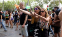 Protest inedit al locuitorilor din Barcelona. Nemulțumiți de numărul turiștilor, localnicii i-au atacat cu pistoale cu apă - VIDEO