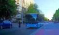 Un autobuz a fost cât pe ce să lovească un pieton, în timp ce acesta trecea regulamentar strada. Momentul - surprins de o cameră de bord - VIDEO