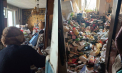 Un adevărat „tomberon de gunoi”. Serviciile municipale au intervenit pentru evacuarea deșeurilor acumulate într-un apartament din capitală: „Discuțiile cu proprietara nu s-au soldat cu succes” - FOTO