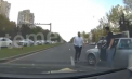 Doi soferi s-au luat la harță, în urma unui accident pe o stradă din capitală. Momentul impactului - surprins de o cameră de bord - VIDEO