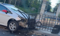 Dimineață cu ghinion pentru un șofer din capitală: A intrat într-un gard, după ce a pierdut controlul volanului - FOTO/ VIDEO