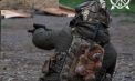 „Să ne amintim de ce luptăm”: Un soldat ucrainean poartă cu el ca talisman un ursuleț de pluș găsit într-un loc de joacă bombardat
