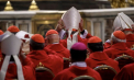 Toate privirile sunt acum îndreptate spre Vatican. În Capela Sixtină a început conclavul, ritualul secret și solemn prin care cardinalii aleg un nou papă - VIDEO
