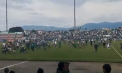 Incidente și haos total la un meci de fotbal din Columbia. Partida a fost suspendată pentru că suporterii au invadat terenul, iar de teamă arbitrul și jucătorii au luat-o la goană spre vestiare - VIDEO