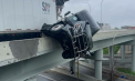 „Nu vreau să mor”. Momentul în care un șofer este salvat după ce camionul său a rămas suspendat pe un pod din SUA - VIDEO