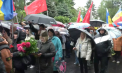 Mai mulți oameni s-au adunat în centrul capitalei la „Marșul Memoriei”: Cu flori în mâini s-au îndreptat la Complexul Memorial „Eternitate”. Socialiști și comuniști cu panglica bicoloră în piept - VIDEO 