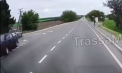 Depășire periculoasă pe șosea: O manevră greșită a trimis o mașină direct pe câmp. Momentul în care șoferul încearcă să evite lovitura cu un alt automobil - surprins de o cameră de bord - VIDEO