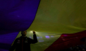 Momentul viral în care mulțimea care a umplut Piața Victoriei în București a aprins luminile de la telefoane pe imnul Europei unite – VIDEO
