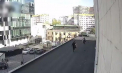 Au încercat să-și schimbe garderoba, dar au ajuns în celulă. Momentul în care doi bărbați fug cu brațele pline de haine dintr-un magazin, surprins de camerele de supraveghere - VIDEO