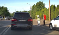 A trecut chiar prin fața oamenilor care traversau regulamentar strada. Momentul în care un șofer nu acordă prioritate pietonilor - VIDEO