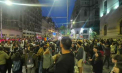 „Ole, Ole, Ole, Ole, Simion nu mai e!” Sute de oameni în centrul Bucureștiului după ce exit-poll-urile l-au dat câştigător pe Nicuşor Dan. Circulaţia rutieră, blocată - VIDEO 