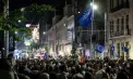 Mii de oameni acum la sediul de campanie al lui Nicușor Dan, care a ieșit în balconul Hotelului Cișmigiu. Mulțimes scandează: „Avem președinte” - FOTO/VIDEO