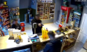 Jaf ca în filme într-un bar din capitală. Momentul când individul amenință cu o armă angajatul barului, în timp ce acesta îi pune în pungă produsele. Mascații de la Fulger au intervenit - VIDEO
