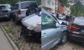 Carambol într-o curte a unor blocuri din capitală: Cel puțin cinci mașini au fost avariate. Imagini surprinse de martori - VIDEO 