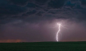 Doi tineri au fost loviți de fulger, în România. Unul a murit
