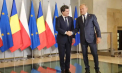 Nicușor Dan a fost primit de Donald Tusk la sediul guvernului din Varșovia. E prima sa vizită externă după ce a fost ales președinte al României - VIDEO
