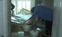 De la flăcări la inundații: Locatarii din Durlești luptă cu ploaia în apartamente și spun că autoritățile întârzie cu ajutorul promis: „Ni se distruge viața picătură cu picătură” - VIDEO
